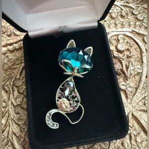 Cat brooch